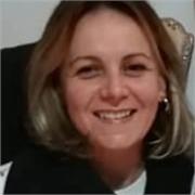 docente di filosofia e sociologia impartisce lezioni per studenti del liceo